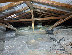 Zateplení stropu rodinného domu pomocí foukané izolace